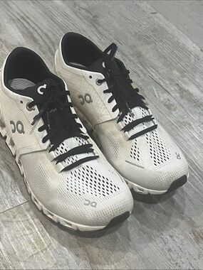 On Running shoes running 6.5 Women’s White and Black Cloud-Style Athletic Shoes